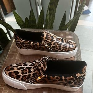 Leopard sneaker shoe never worn